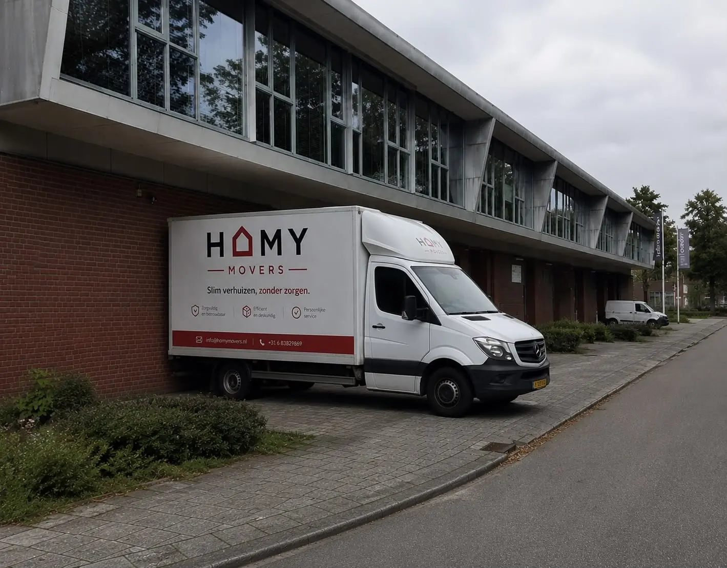 HomyMovers verhuiswagen geparkeerd bij een verhuisadres